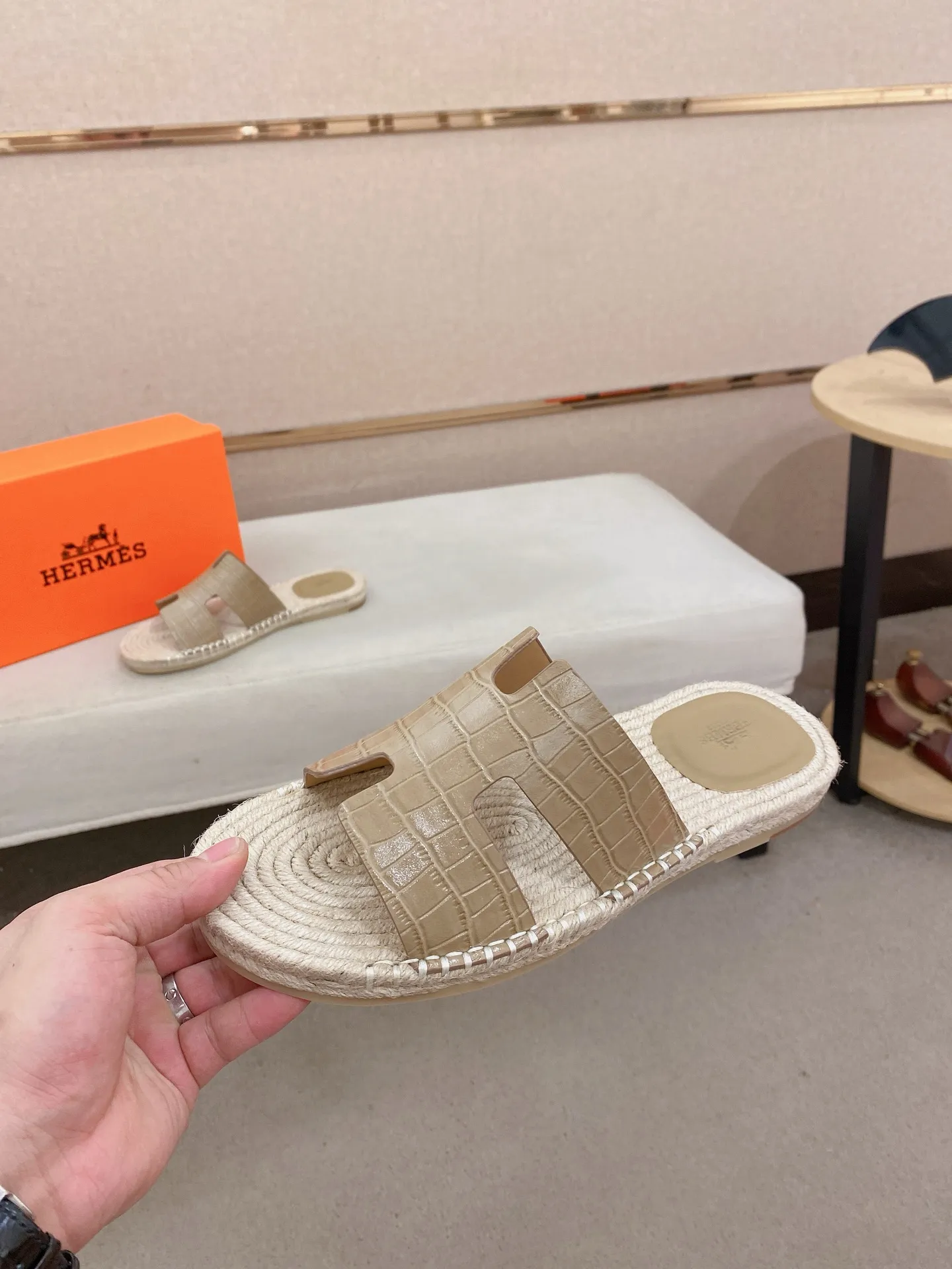 Factory price: 340💰high-end version. "HERMES" Hermès 💁♂️Men's casual slippers, compare the quality at the counter🧚🏿♂️ The upper is made of cowhide leather 🐊crocodile pattern workmanship, purely hand-drawn, raw rubber breathable and non-slip outsole, the inner is breathable and comfortable lambskin, the density is 100% comfortable, the original rubber outsole is wear-resistant and has a code number of 38-44. Can be customized 45-46-47💥🏆